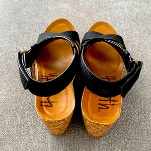 4 earth Blowfish Hot Sun Wedge Sandle